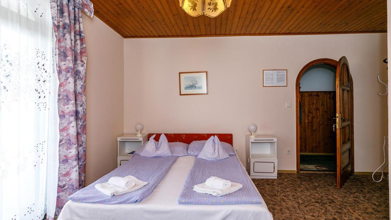 Steinhaus Bed & Breakfast Кестхей Экстерьер фото