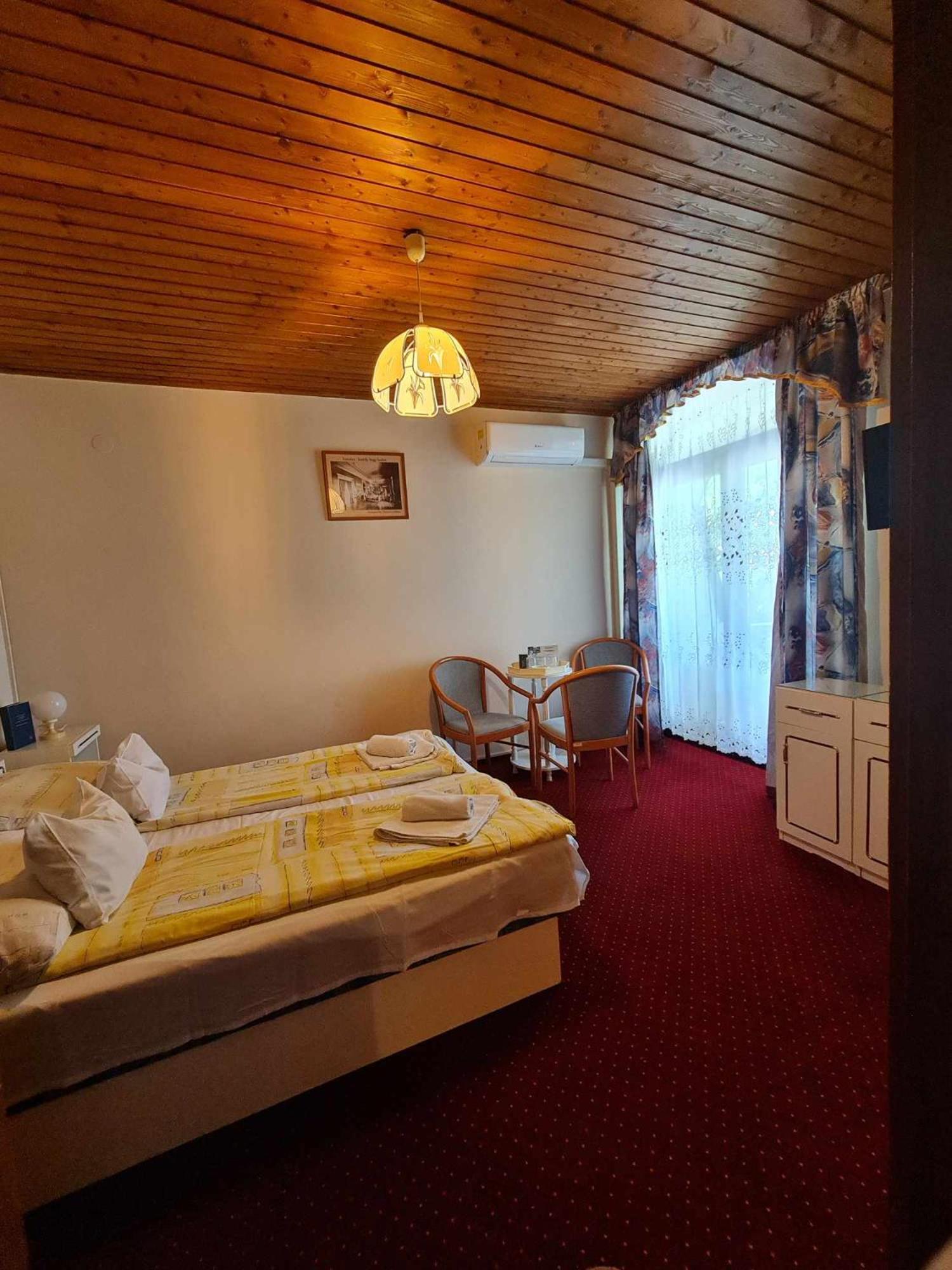 Steinhaus Bed & Breakfast Кестхей Экстерьер фото